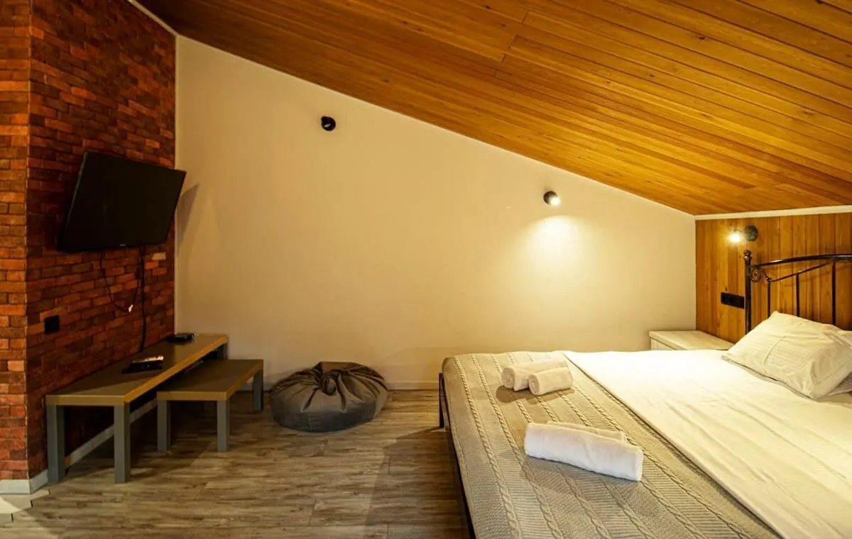 Top Location Cozy Wooden Ceiling Apt - By Wehost Tbilisi