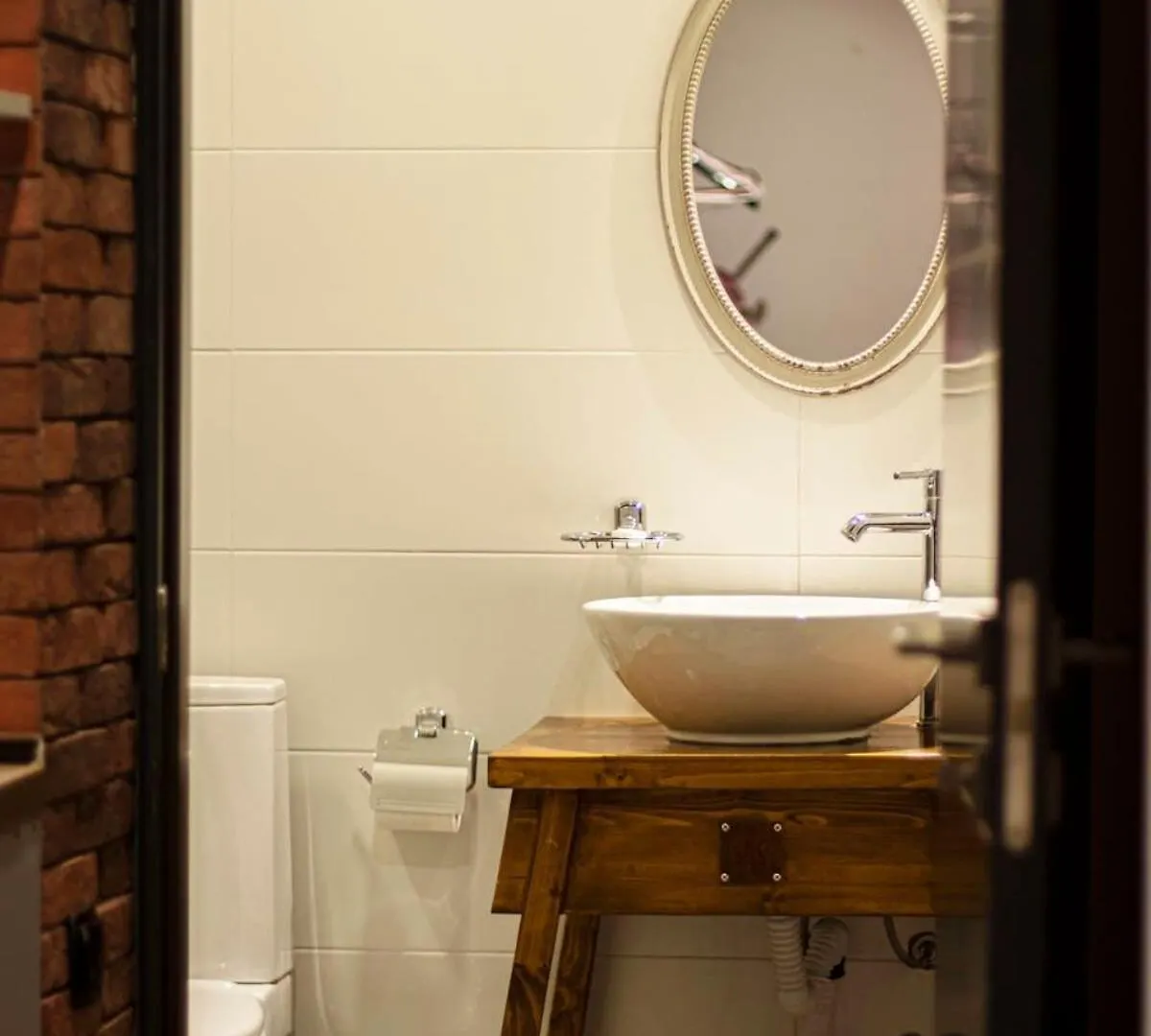Top Location Cozy Wooden Ceiling Apt - By Wehost Tbilisi Apartament